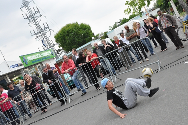 démonstration d'un jeune homme avec ballon de foot