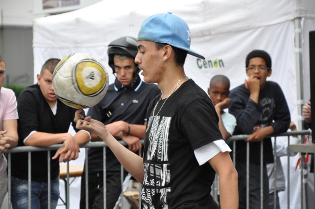 démonstration d'un jeune homme avec ballon de foot 