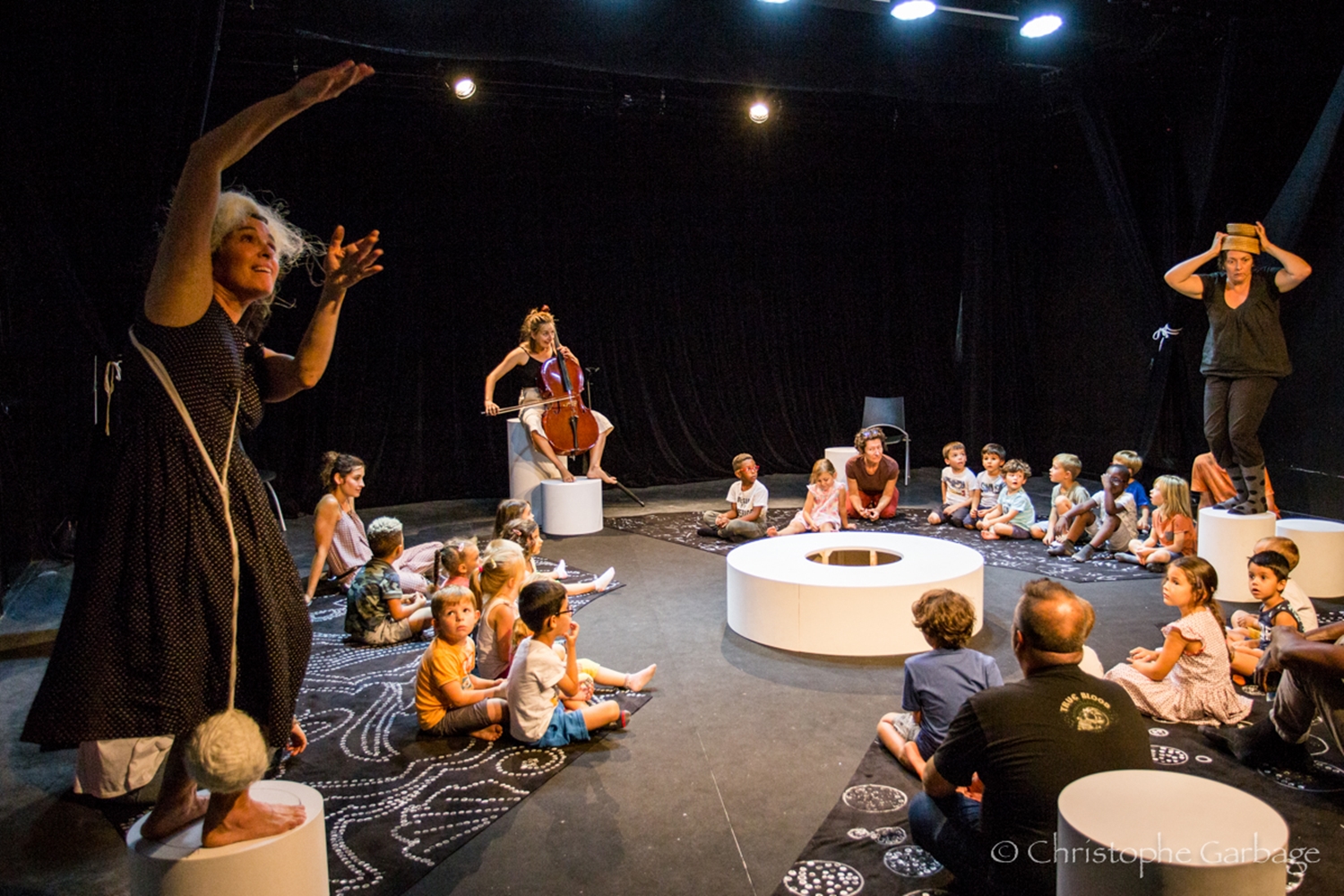 Passerelle vers un spectacle à l'Espace Signoret