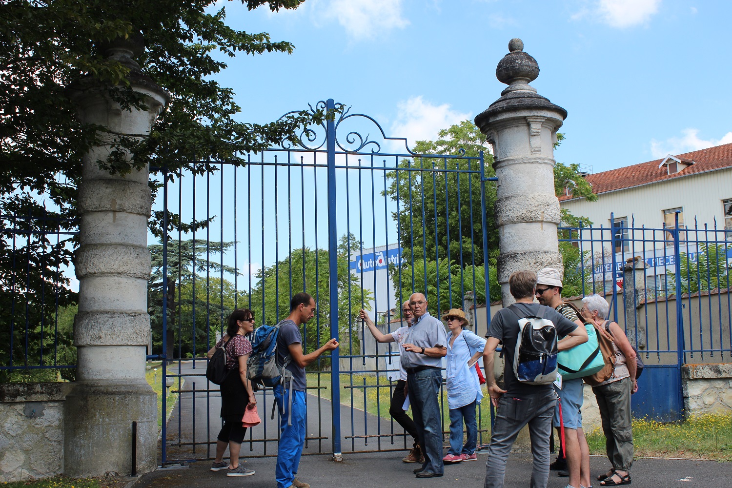 randonneurs devant le portail de la Vieille Cure