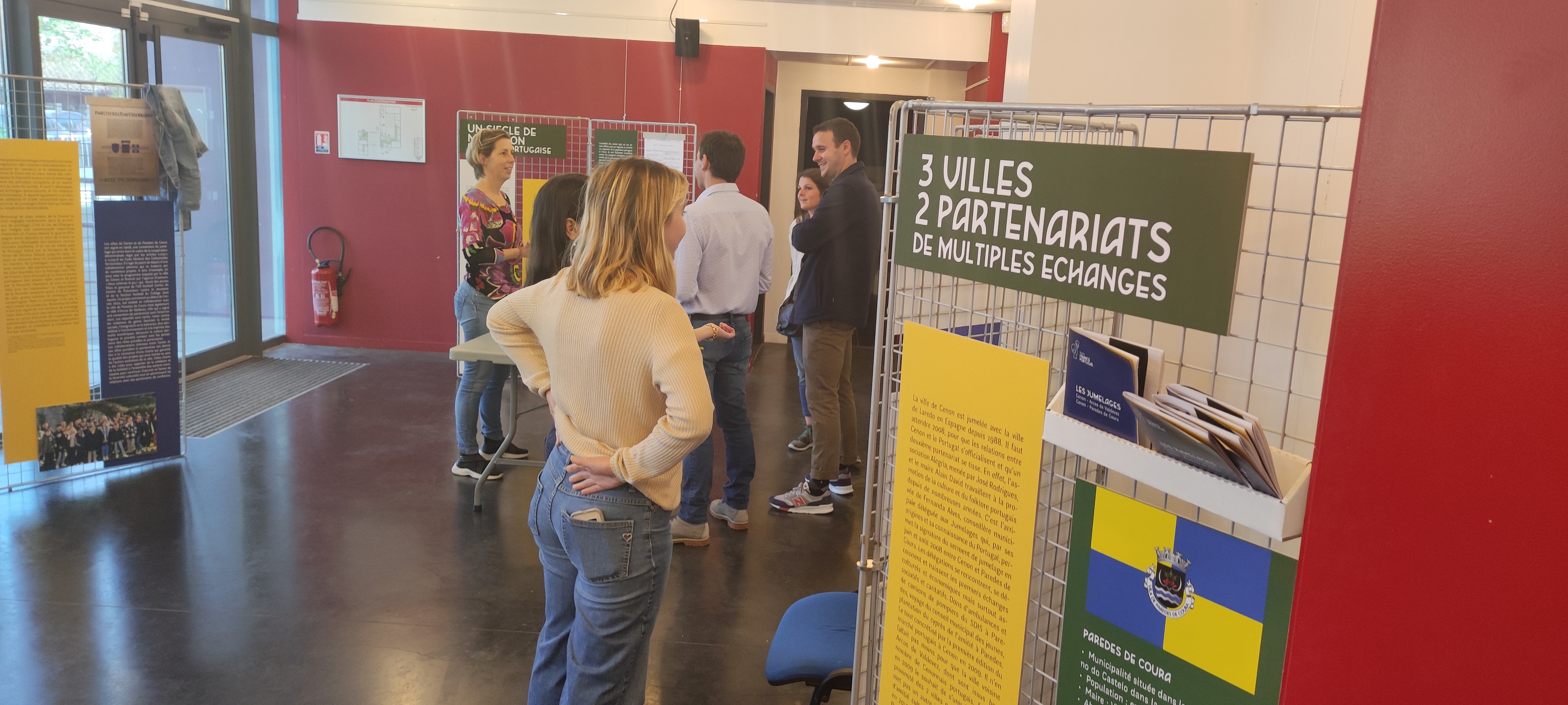 Exposition mobile France-Portugal dans la salle Simone Signoret