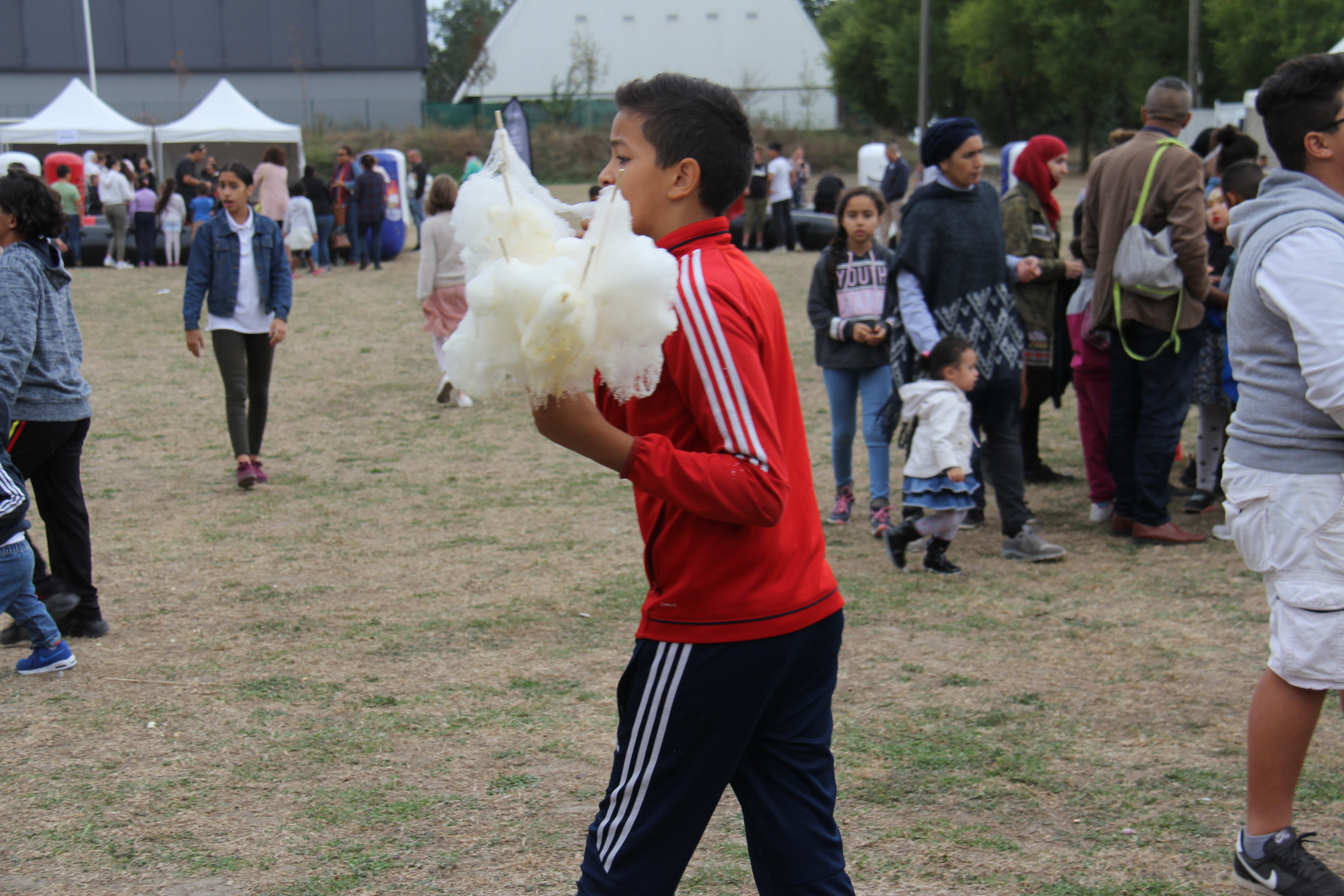 jeune mangeant une barbe à papa 
