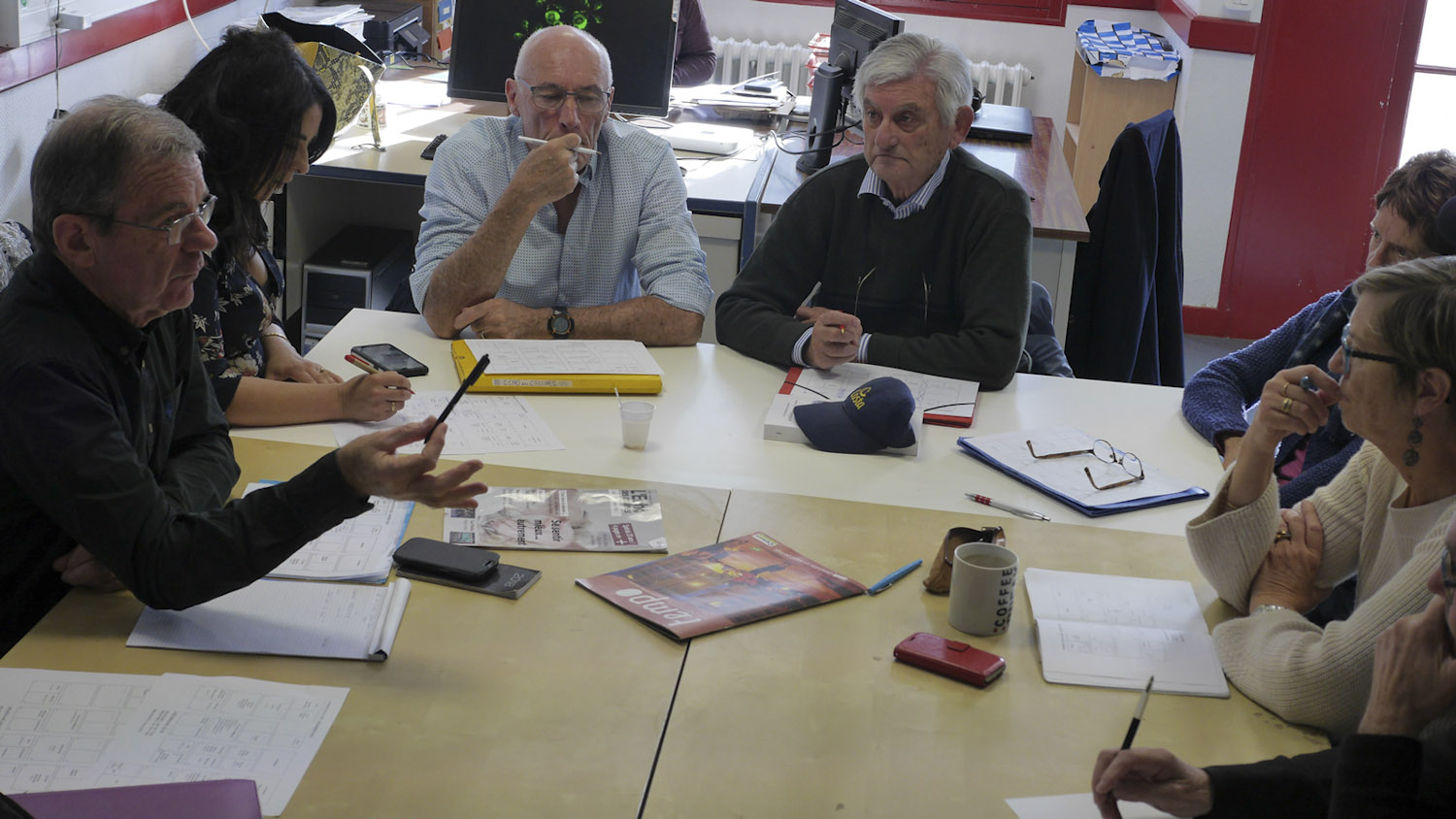 membres de l'Echo des collines autour d'une table 