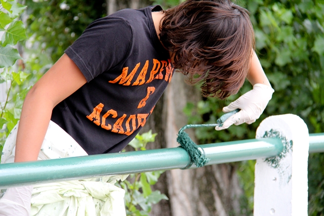 jeune qui fait des travaux 