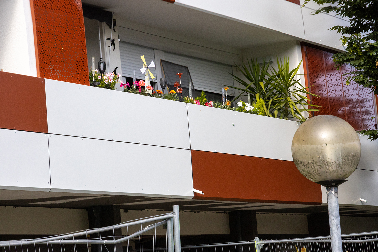 Balcon fleuri d'un immeuble du quartier Palmer