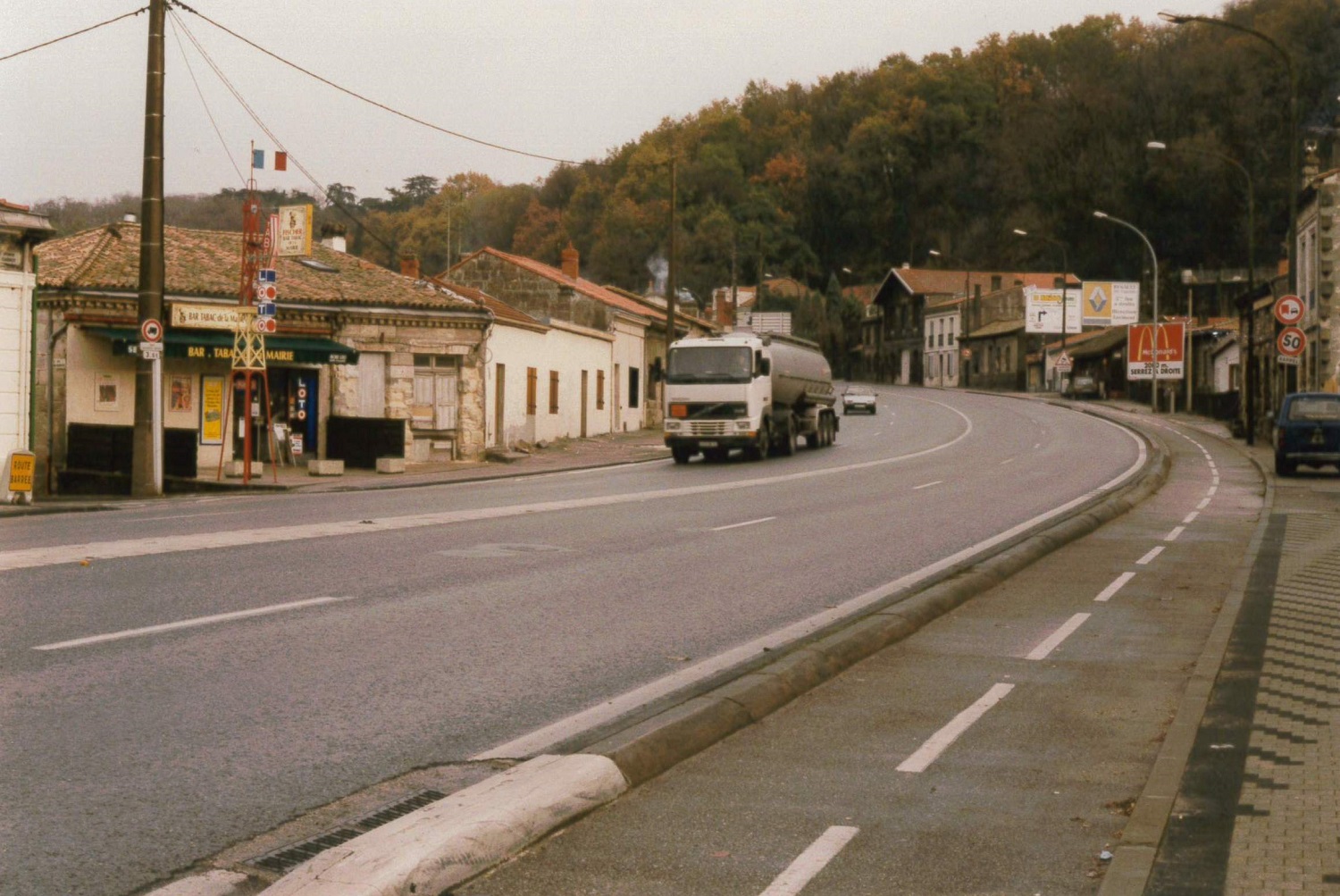 le bar de la mairie et la tour Eiffel en 1997 