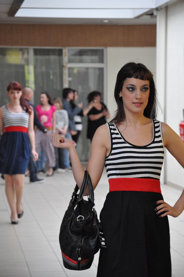 jeune fille qui défile 