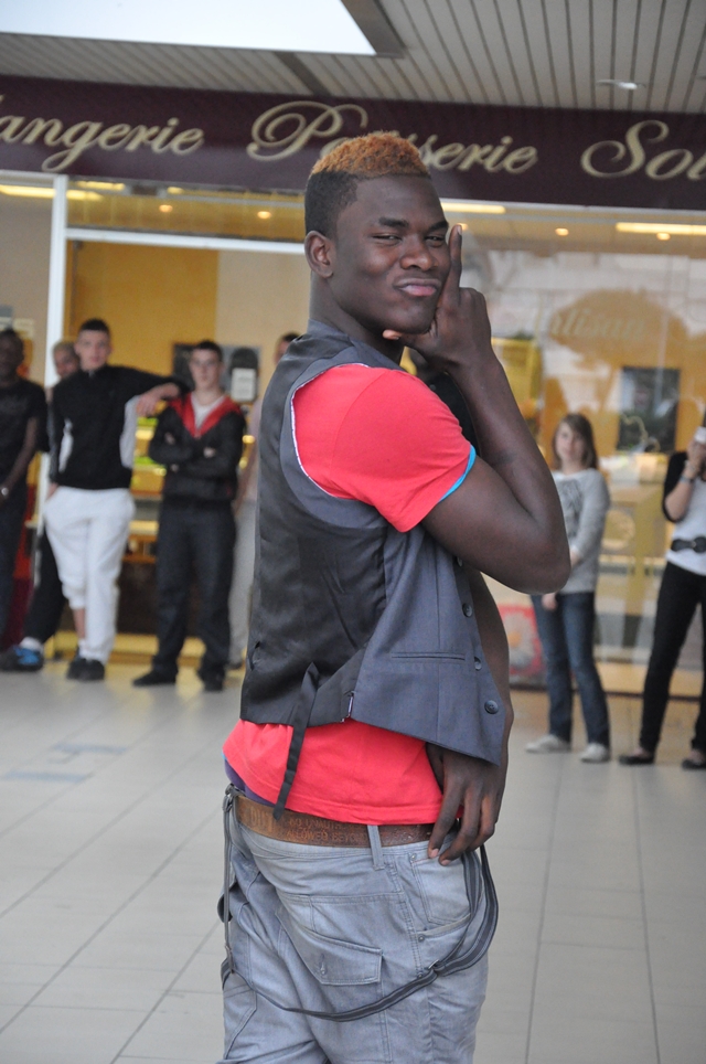 jeune garçon qui défile