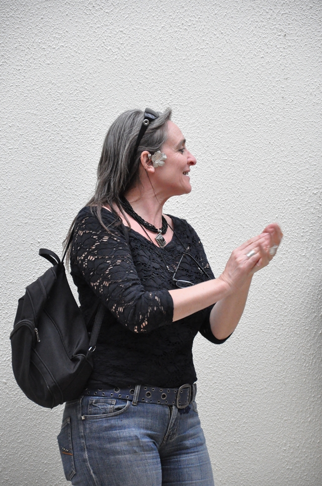 éducatrice qui encourage les jeunes lors du défilé 