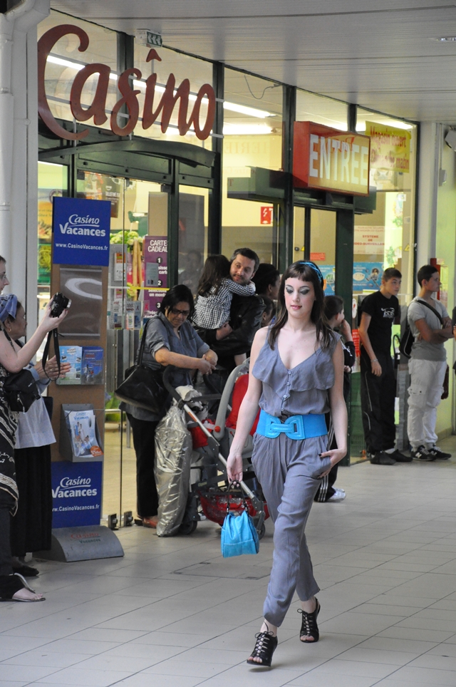jeune fille qui défile 