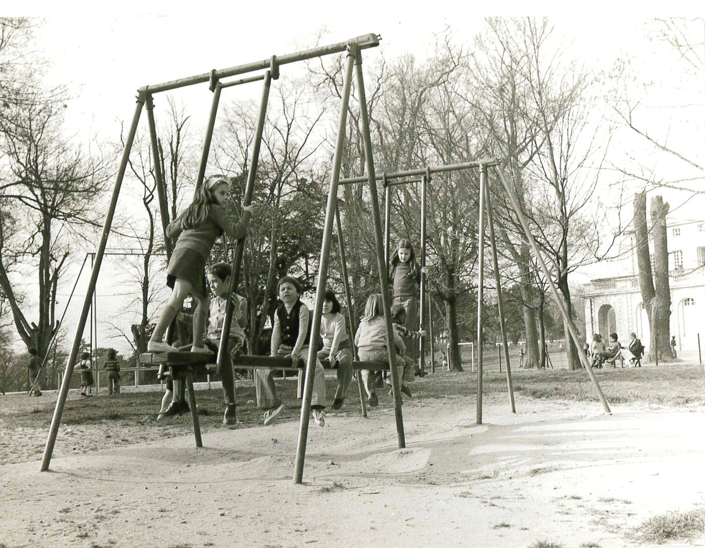 parc Palmer, année 70. Les jeunes sur les aires de jeux 