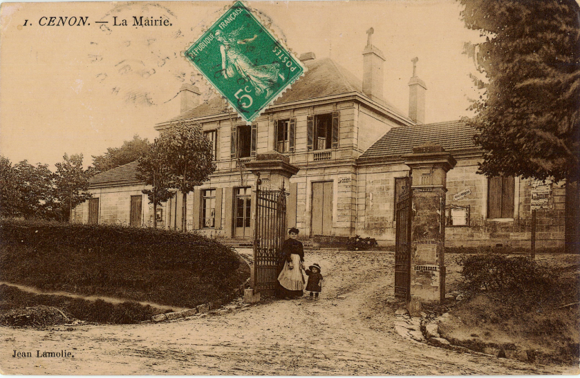 Fin XIXème, la nouvelle école des Cavailles accueille filles et garçons. Avec au milieu, la Mairie.