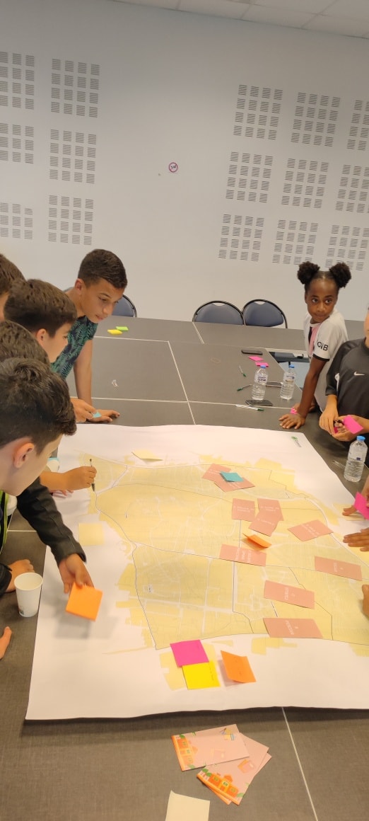 Carte de Cenon sur laquelle les enfants placent leur lieu de vie en portugais