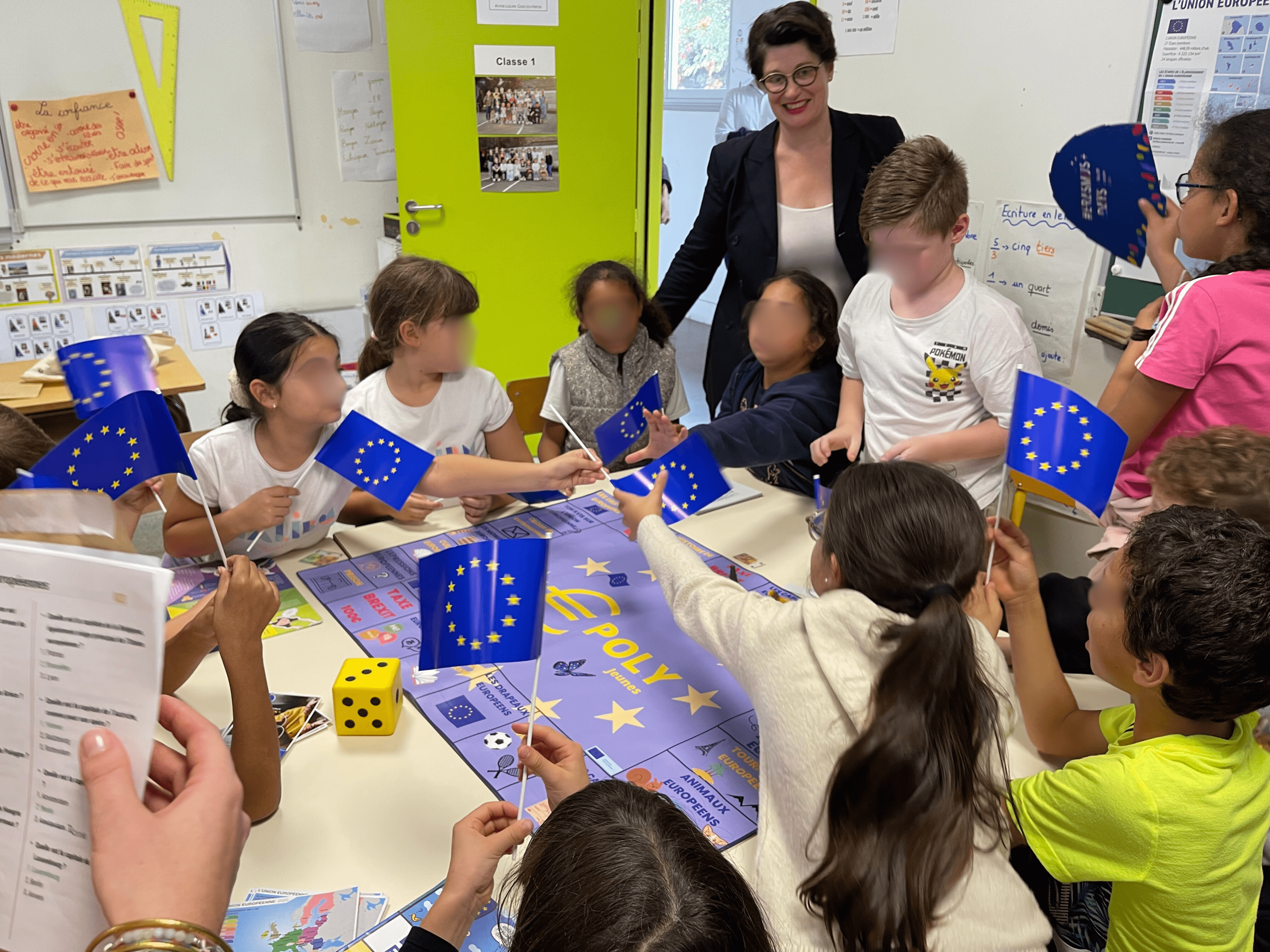 Nelly Fesseau, directrice de l'Agence Erasmus+ France avec des élèves du groupe scolaire Jules Guesde