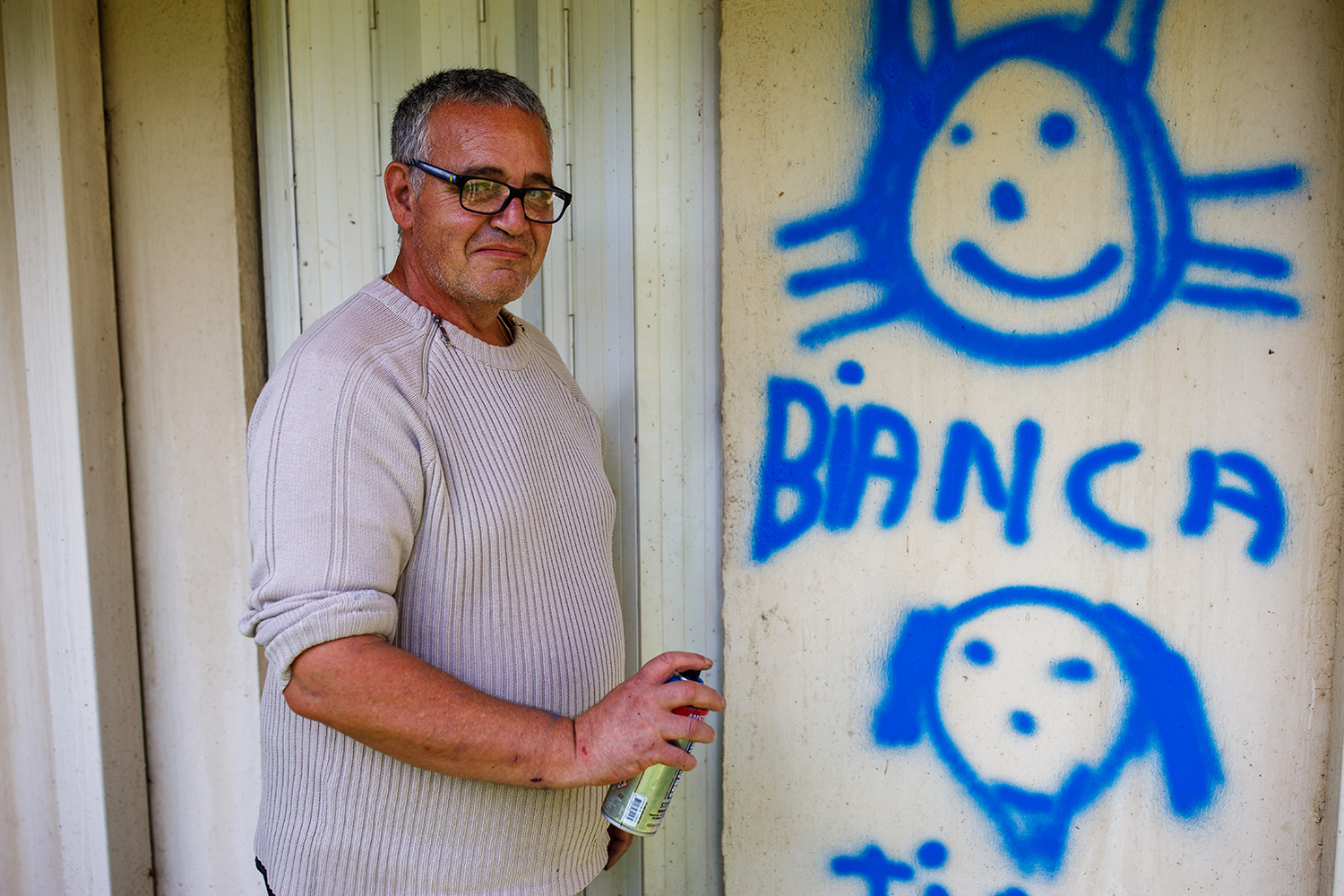 Hervé devant le dessin de son chat 