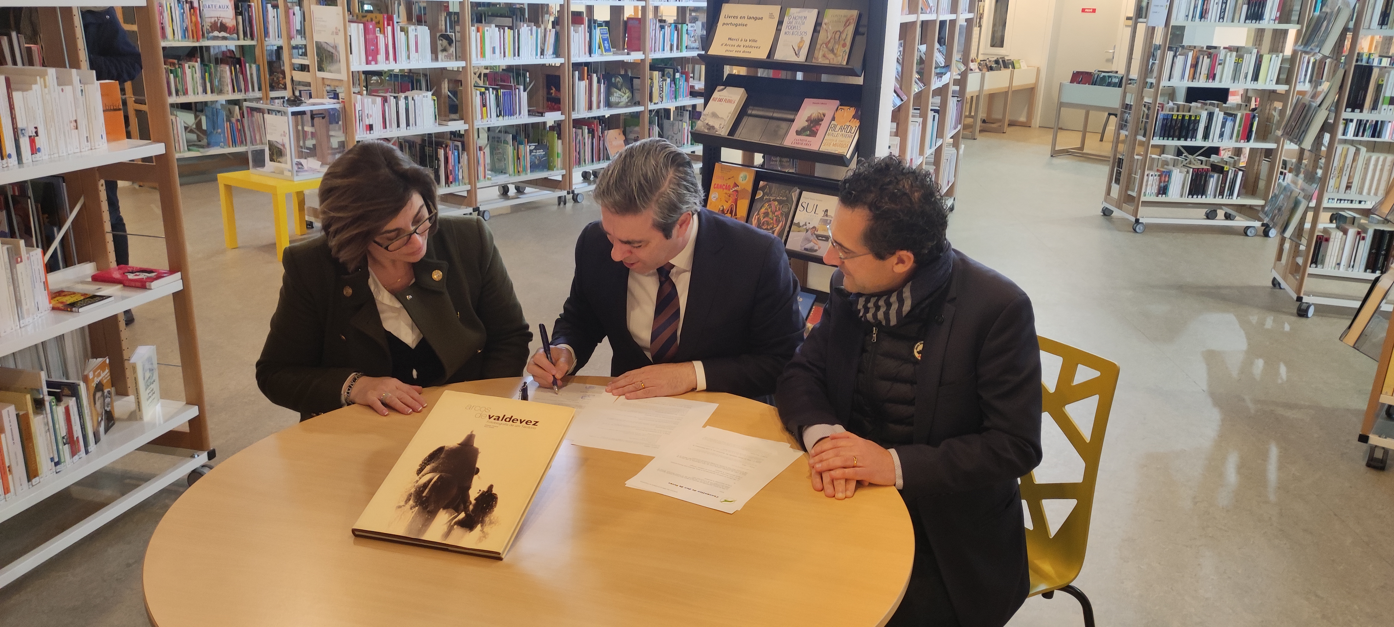 Signature de la convention de livres
