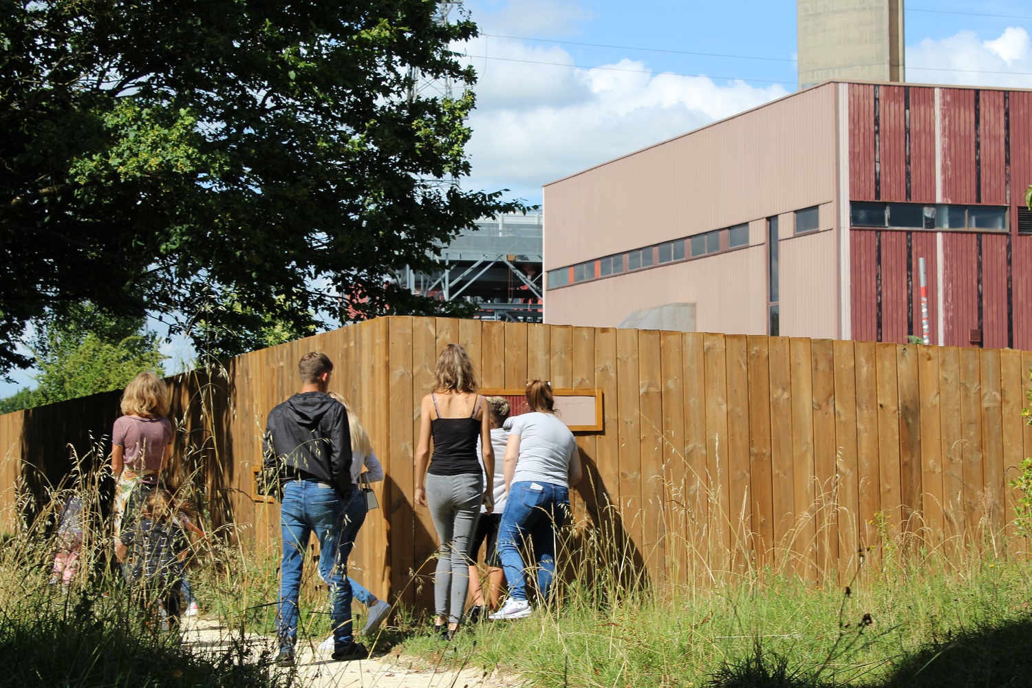 des trous dans la palissade pour jouer au montré - caché