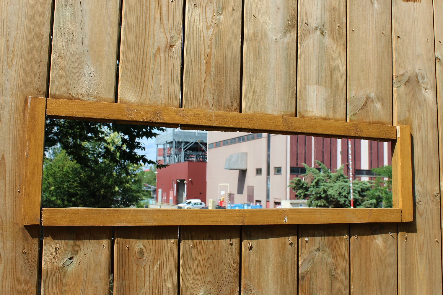 des ouvertures dans la palissade pour jouer au montré - caché