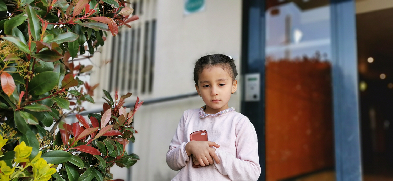 Joubanna debout devant son immeuble 