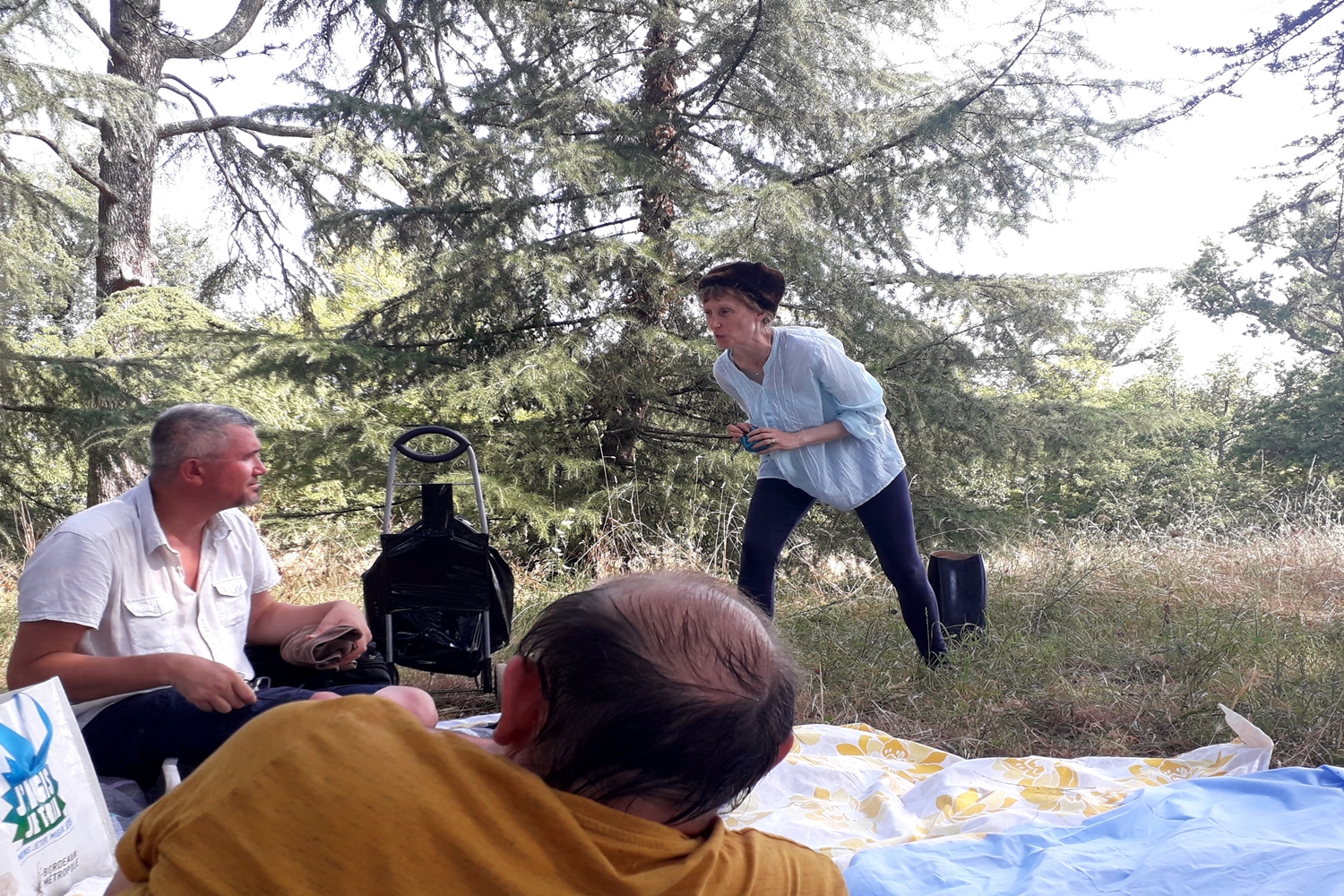 Véronique Genetay raconte et mime le Petit Chaperon Rouge dans le parc du Cypressat