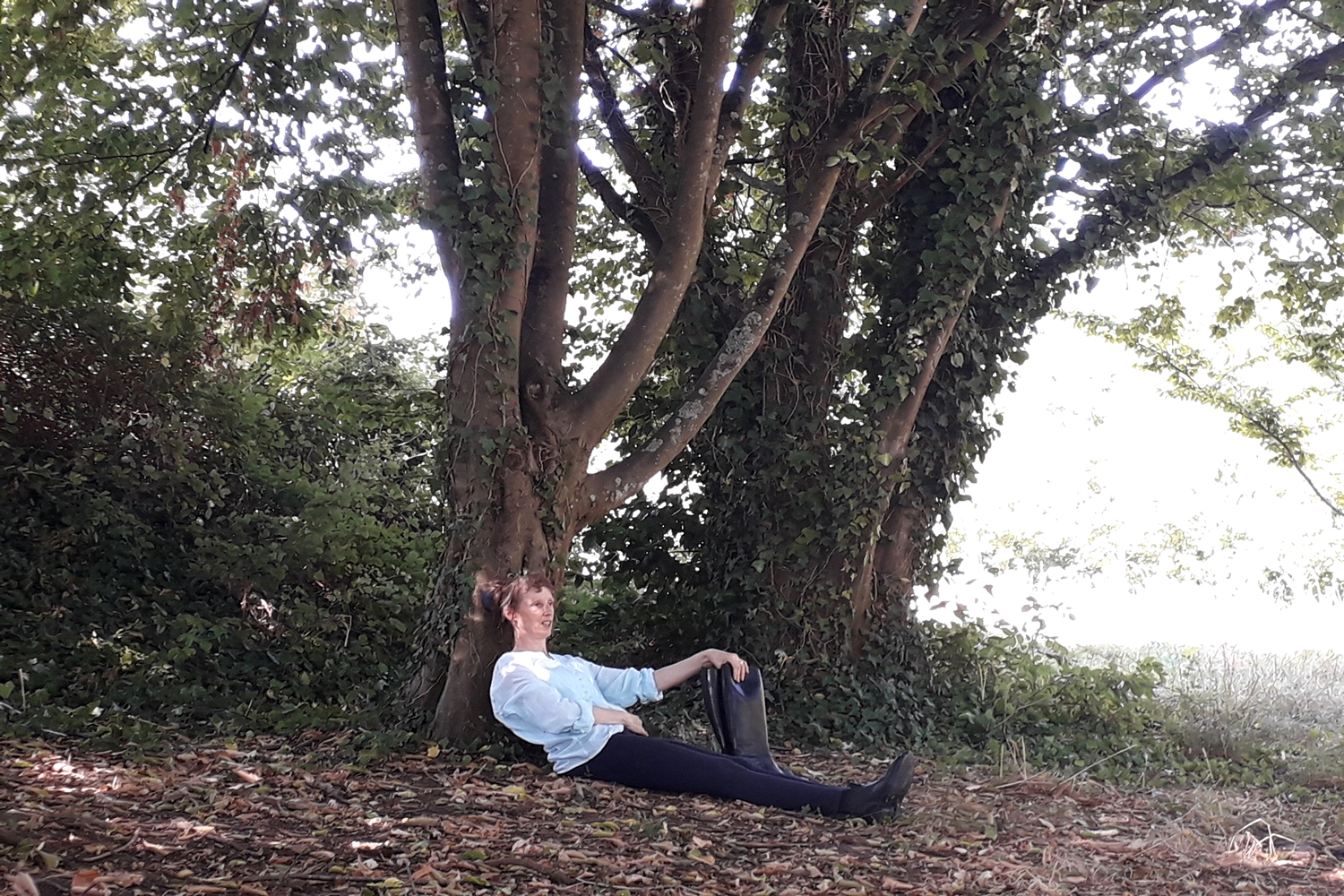 Véronique Genetay raconte et mime le Petit Chaperon Rouge dans le parc du Cypressat