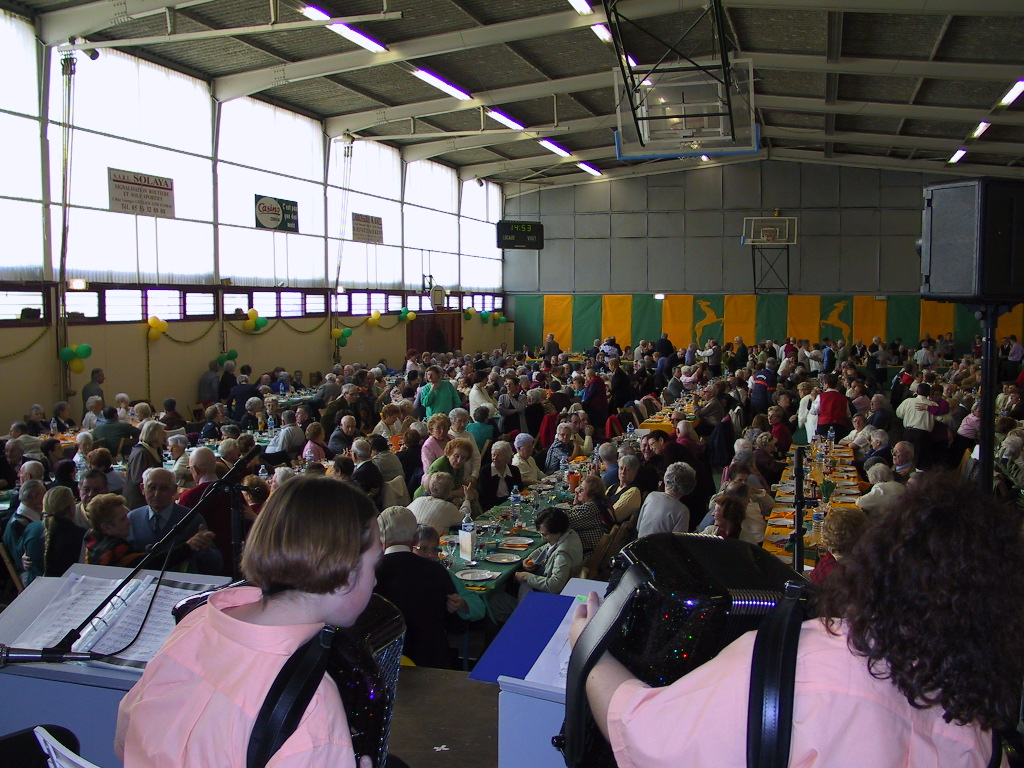 en 2001, 120 personnes assistent au premier repas des retrouvailles