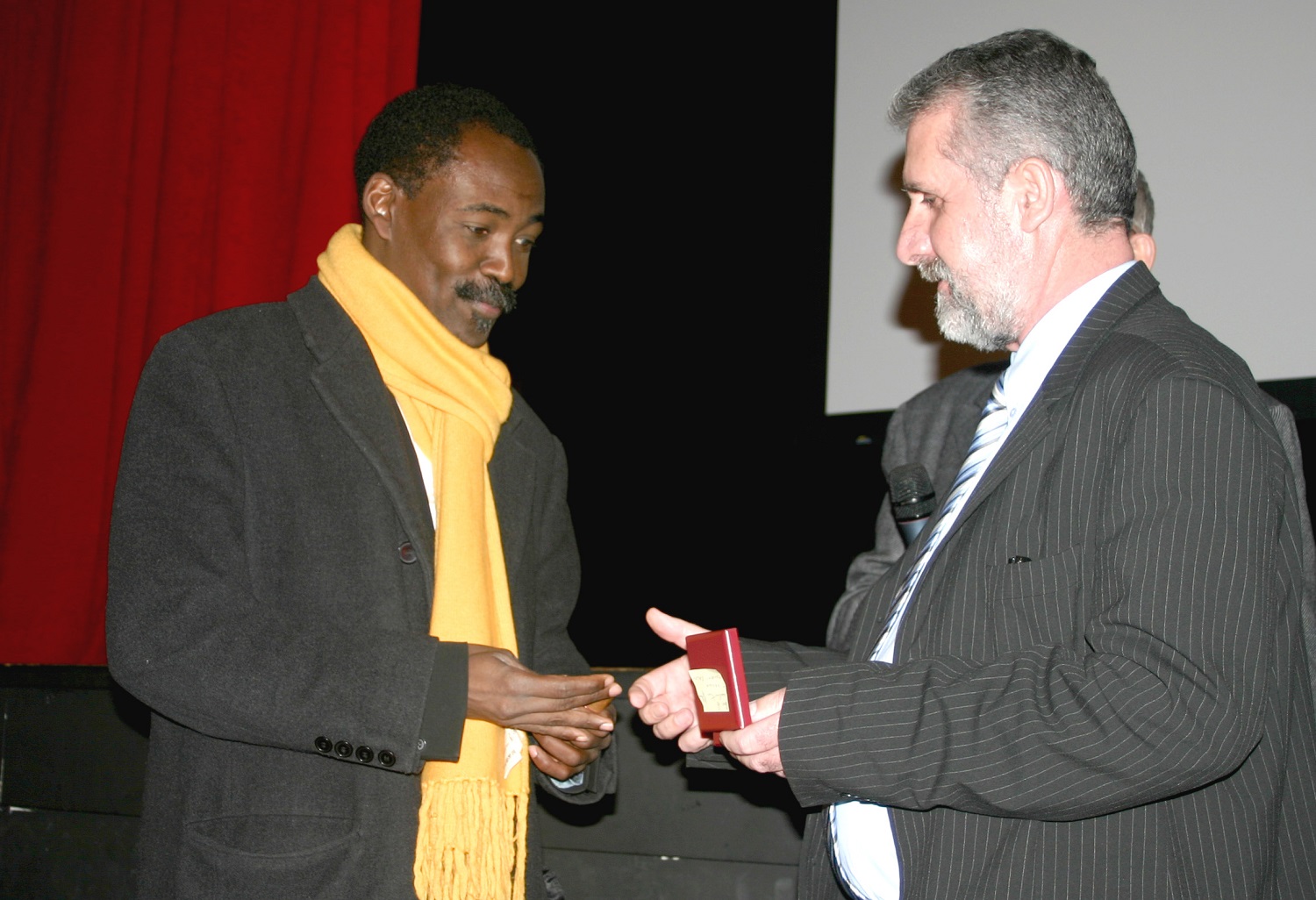 Haroun Mahamat Saleh recevant la médaille de la ville