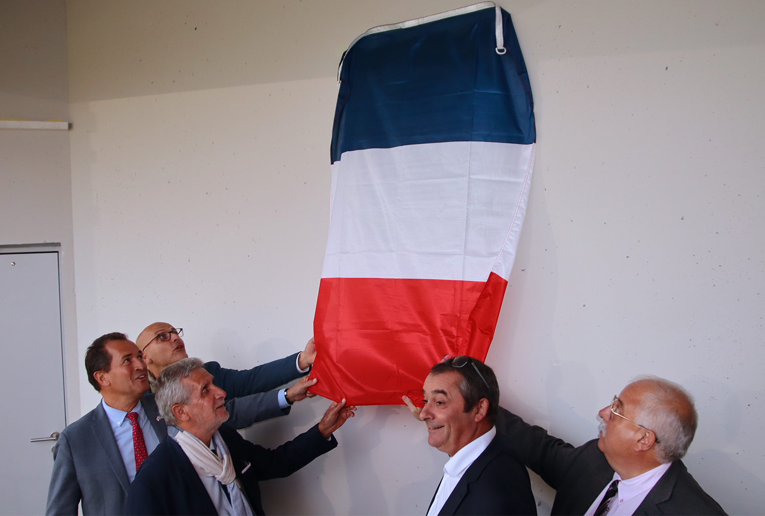 les officiels doivent la plaque 