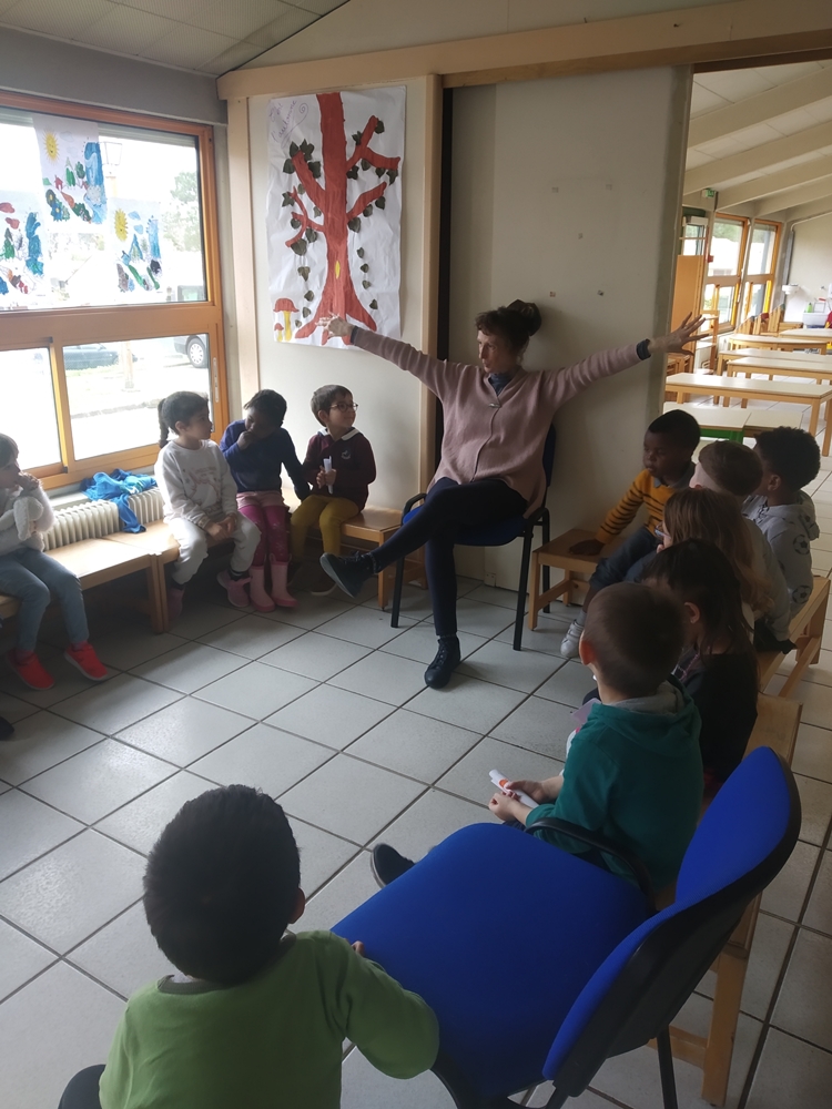 Rencontre entre résidents du Foyer du Cypressat et enfants du centre La ré d'Eau