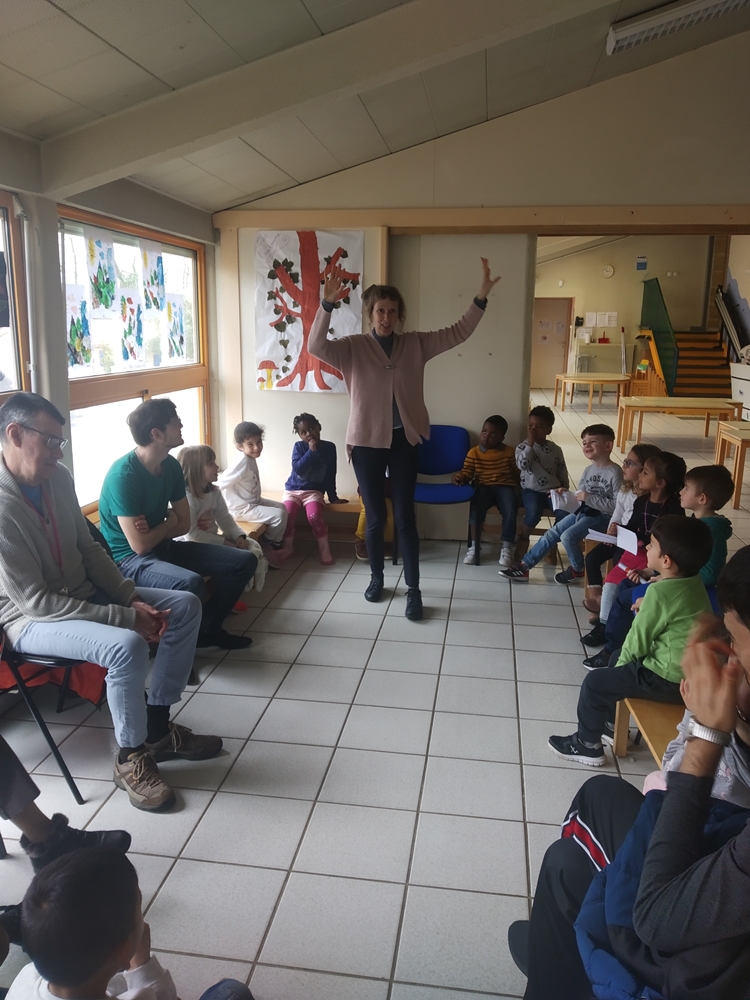 Rencontre entre résidents du Foyer du Cypressat et enfants du centre La ré d'Eau
