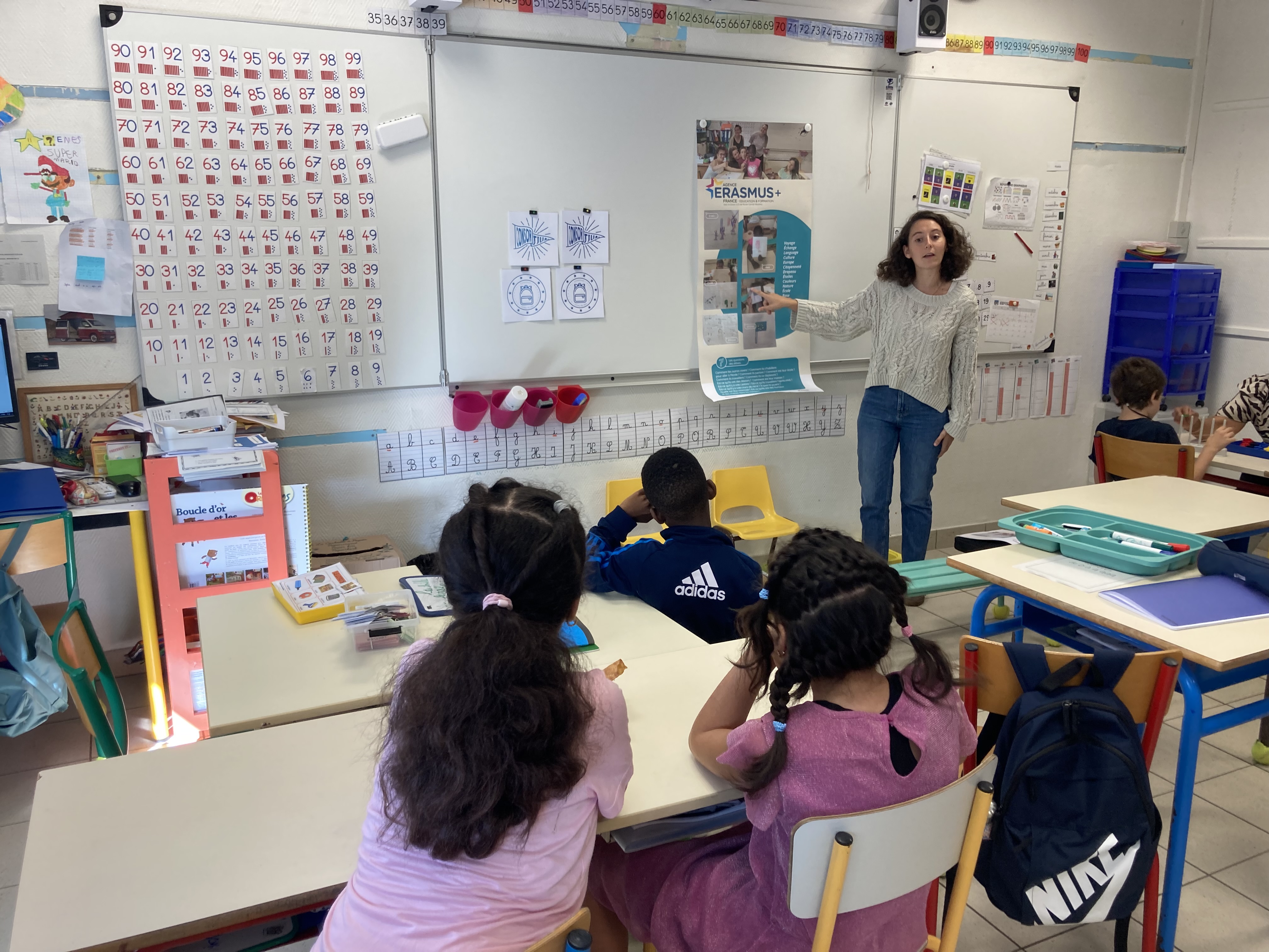 Présentation des logos aux élèves ULIS de l’école Camille Maumey
