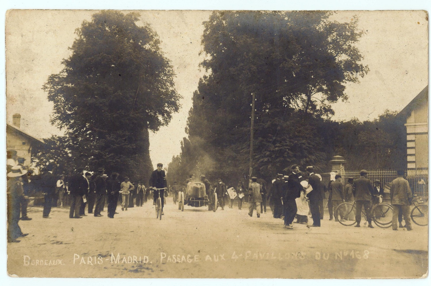 la course Paris Madrid eut droit à une carte postale