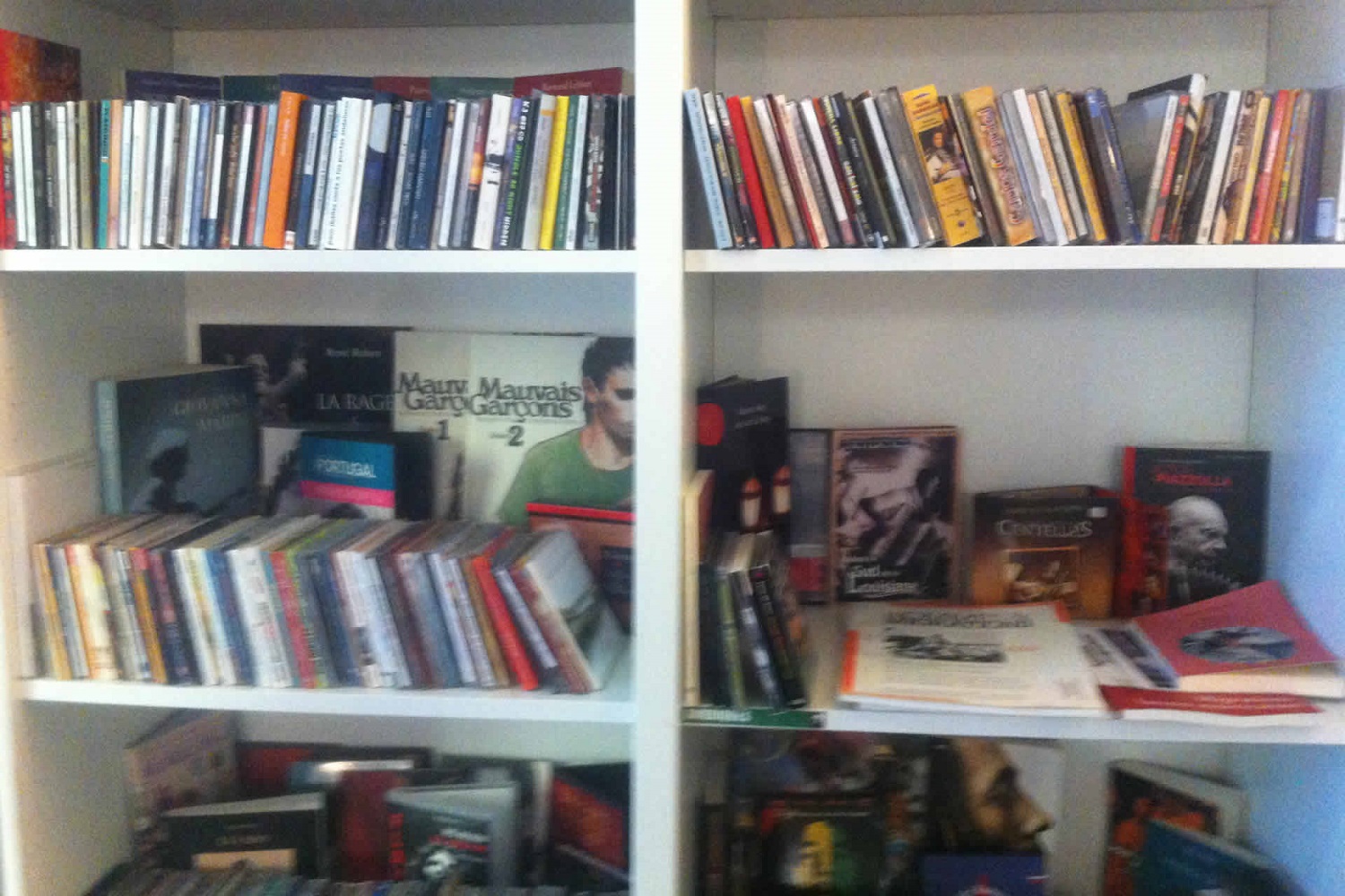 Livres, magazines, CD, valises du monde sont à disposition du public