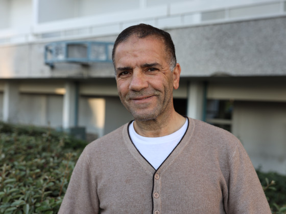 Idrissi, devant l'entrée de son immeuble 