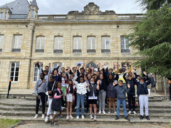 Photo de groupe devant le château du Haillan.