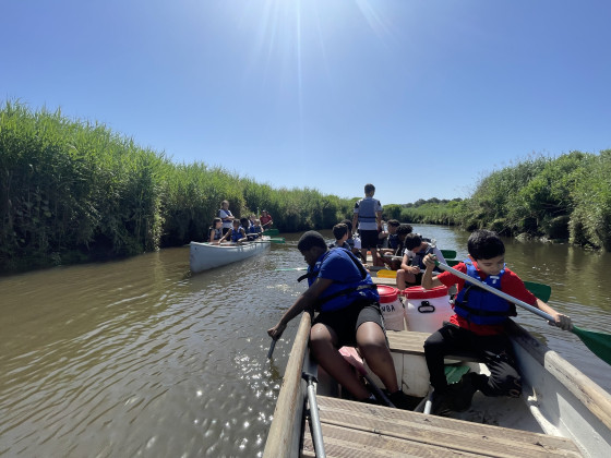 Photo des enfants lors de la sortie canoë.