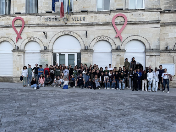 Groupe composé des cenonnais et des portugais devant l'hôtel de ville 