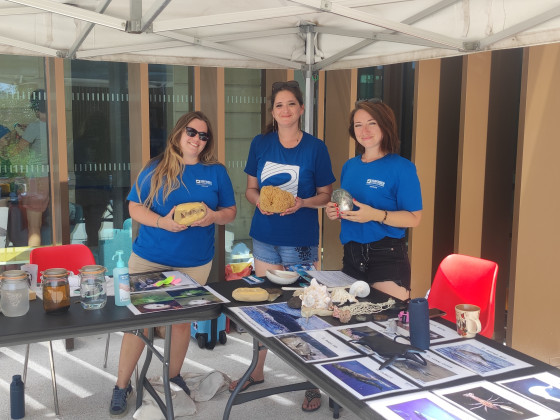 Equipe de SurfRiderFondation pour les actions de senisbilisation devant la piscine de Cenon